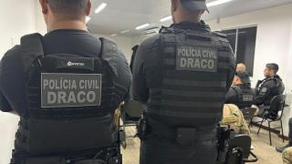 Mais de 170 policiais civis cumprem mandados judiciais em quatro estados do país. Armas e uma quantia em dinheiro já foram apreendidas