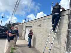Polícia Civil cumpriu mandado de busca e apreensão e localizou veículos, dinheiro e objetos de valor