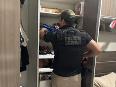 Polícia Civil cumpriu mandado de busca e apreensão e localizou veículos, dinheiro e objetos de valor
