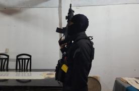 Mandado de prisão preventiva foi cumprido após investigação que identificou o suspeito de atirar contra a ex-companheira em um bar da cidade.