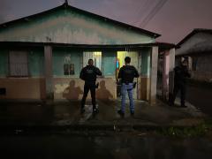 A mulher de 38 anos teve mandado de prisão temporária cumprido; investigação aponta ligação com grupo criminoso