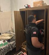 Ação busca elucidar o desaparecimento de Gustavo Rodrigues Gomes e apreende drogas, munições, celulares e roupas com manchas de sangue.