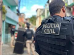 Equipes das Polícias Militar e Civil cumprem ordens judiciais no Engenho Velho da Federação e na Liberdade contra integrantes de grupos criminosos