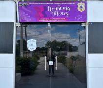 Suspeito foi preso em flagrante após ameaçar e injuriar a companheira; ele já possuía histórico de agressões.