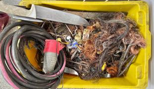 Ação localizou grande quantidade de fios de cobre, armas, notebook, documentos, e acúmulo de lixo que representava risco à saúde pública