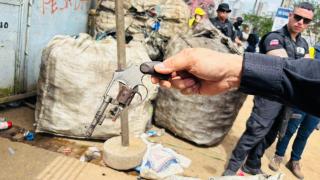 Ação localizou grande quantidade de fios de cobre, armas, notebook, documentos, e acúmulo de lixo que representava risco à saúde pública