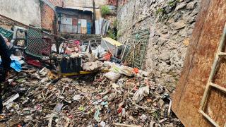 Ação localizou grande quantidade de fios de cobre, armas, notebook, documentos, e acúmulo de lixo que representava risco à saúde pública