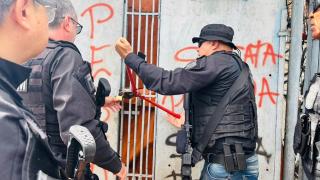 Ação localizou grande quantidade de fios de cobre, armas, notebook, documentos, e acúmulo de lixo que representava risco à saúde pública