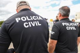 Foram apreendidos pinos de cocaína, aparelhos celulares e uma motocicleta adulterada