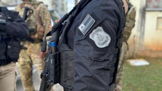 O homem também foi autuado por tráfico de drogas e adulteração de veículo