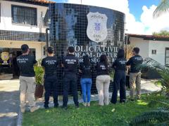 O homem foi localizado após denúncia de violência doméstica e já possuía mandado de prisão em aberto