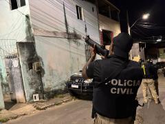Mandados judiciais são cumpridos em dois bairros da capital e nos municípios de Camaçari e Lauro de Freitas  