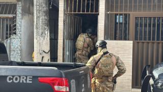 Criminoso era responsável pela distribuição de drogas e armas para o restante do grupo. Dezessete alvos já foram alcançados desde o início das ações.