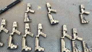 Polícia Civil apreende 22 fuzis e tabletes de cocaína