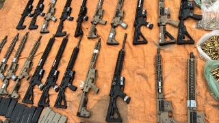 Polícia Civil apreende 22 fuzis e tabletes de cocaína