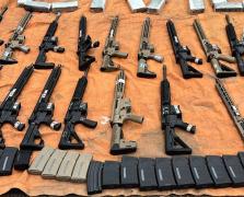 Polícia Civil apreende 22 fuzis e tabletes de cocaína
