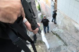 A vítima foi morta por disparo de arma de fogo dentro de casa, no bairro do IAPI