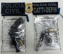 Foram localizadas duas armas: um revólver calibre .32 com numeração suprimida e um .38