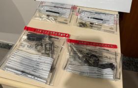 A equipe da Polícia Civil localizou dois revólveres calibre .22 e dez eppendorfs contendo cocaína