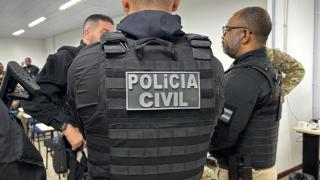 Mais de 170 policiais civis cumprem mandados judiciais em quatro estados do país. Armas e uma quantia em dinheiro já foram apreendidas