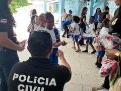 Brinquedos e doces foram distribuídos por equipes do Denarc