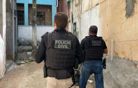 Vítima foi baleada quatro vezes, mas conseguiu reagir e sobreviver; suspeitos também ficaram feridos durante o crime