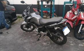 Ação resultou na prisão temporária de um suspeito e na apreensão de celulares, peças de motocicletas e ferramentas usadas para adulteração de veículos
