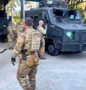 A investigação revelou que o grupo mantinha as vítimas em cativeiro e exigia quantias em dinheiro para a libertação