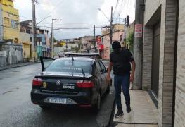 O fato ocorreu em 17 de abril de 2025, quando a vítima foi atingida por disparos de arma de fogo em frente a uma escola