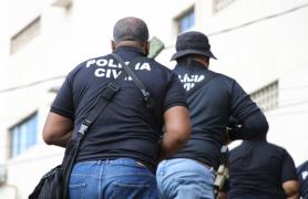 Na parede da casa do suspeito foram encontrados 44 pinos de cocaína acondicionados em dois frascos maiores