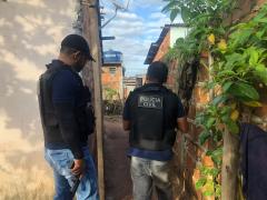 Durante a abordagem, a equipe apreendeu porções de maconha e cocaína