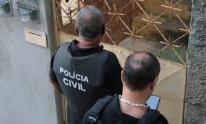 O ato teve como vítimas a irmã, uma tia e um primo, que foram ameaçados com uma arma branca