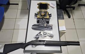  Dois condutores foram presos em flagrante; também foram apreendidas duas armas de fogo