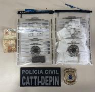 256 porções de cocaína, um tablete de maconha e dinheiro em espécie.