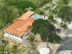 Marílio dos Santos, conhecido como “Maquinista”, é o único investigado ainda não localizado. Apreensões foram realizadas em um imóvel do foragido