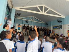 Brinquedos e doces foram distribuídos por equipes do Denarc