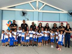 Brinquedos e doces foram distribuídos por equipes do Denarc