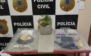 Equipes da 1ª Delegacia Territorial apreenderam drogas e armas na casa do acusado