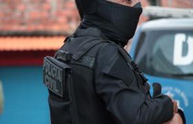 Uma pistola, munições e drogas foram apreendidas com os suspeitos.