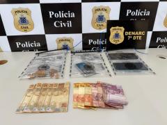 Durante diligências, foram apreendidas porções de crack, balança de precisão e dinheiro em espécie.