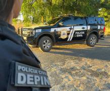 A arma foi encontrada enterrada no quintal da residência do investigado, após denúncia de ameaças em contexto de violência doméstica