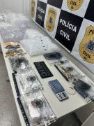 Entorpecentes, pinos vazios, munições e carregadores de arma de uso restrito foram apreendidos durante a ação