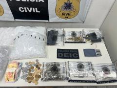 Entorpecentes, pinos vazios, munições e carregadores de arma de uso restrito foram apreendidos durante a ação