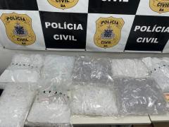 Entorpecentes, pinos vazios, munições e carregadores de arma de uso restrito foram apreendidos durante a ação