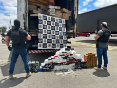 Dois homens foram presos em flagrante pelo transporte interestadual de substâncias ilícitas, associação criminosa armada e posse ilegal de munições