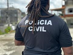 As investigações indicam que a suspeita teria tentado sufocar a filha com um travesseiro, sendo impedida pela intervenção de outras pessoas.