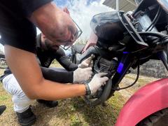 Oito motocicletas e quatro carros foram encontrados com adulterações de sinal no motor, chassi, placas trocadas e clonadas, durante a vistoria dos policiais.