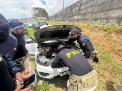 Oito motocicletas e quatro carros foram encontrados com adulterações de sinal no motor, chassi, placas trocadas e clonadas, durante a vistoria dos policiais.