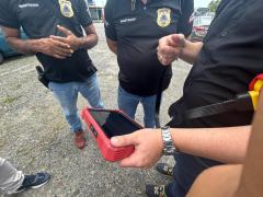 Oito motocicletas e quatro carros foram encontrados com adulterações de sinal no motor, chassi, placas trocadas e clonadas, durante a vistoria dos policiais.