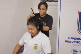Campanha arrecada mechas de cabelo e oferece serviços de beleza e autocuidado em apoio a mulheres em tratamento contra o câncer de mama